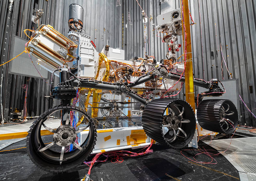 Perseverance rover com o Helicóptero de Marte entre suas rodas na câmara de vácuo.