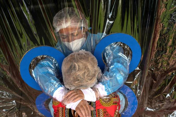 Asilo Jardín de los Abuelitos, em San Salvador, tem programa de abraços com proteção durante pandemia