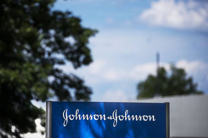 Johnson & Johnson: companhia vai iniciar última fase de testes de vacina contra covid-19