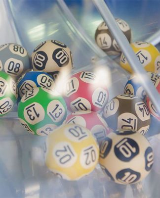 Apostador que ganhou R$ 5,3 bilhões em loteria com bilhete de R$ 10 retira o prêmio