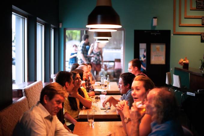 Comer com os amigos pode impactar o que você escolhe consumir.