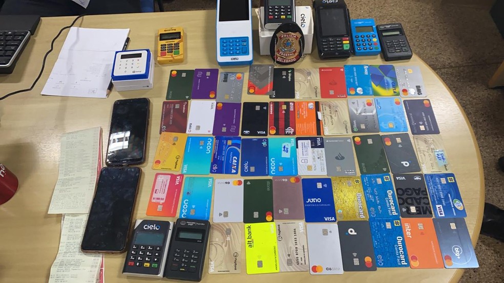 Policiais federais apreendem cartões durante a operação Animus Fraudandi.
