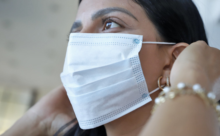 Uso de máscara, distanciamento social, evitar aglomeração e manter a higiene das mãos são adotadas como medidas preventivas