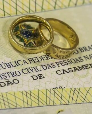 Golpista que recebeu benefício social de R$ 302 mil por ser ‘solteira’ é desmascarada após postar fotos do seu casamento no Facebook