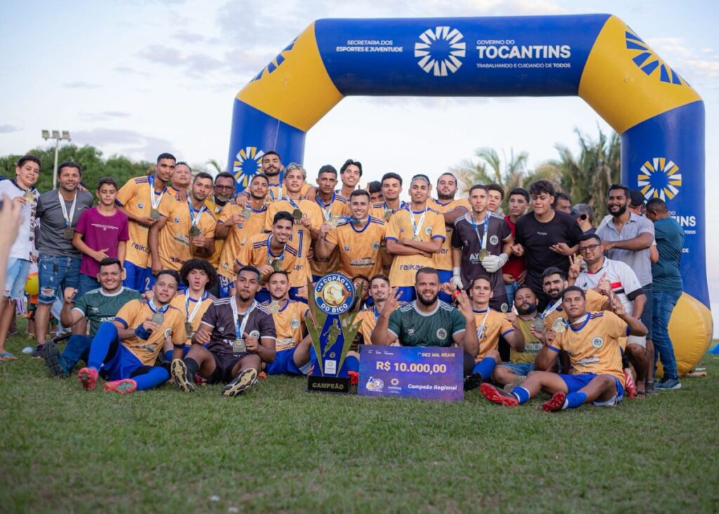 Time e comissão técnica pousam com trofeu e premiação inédita