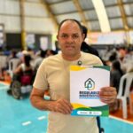 morador-edimar-sousa-recebe-titulo-imovel-em-august