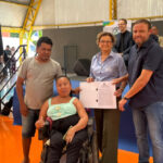 moradora-edimar-sousa-recebe-titulo-imovel-em-august