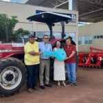 osires-damaso-entrega-trator-maurilandia