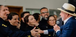 Pela 14ª vez, Flávio Bolsonaro aciona TSE contra Lula por uso eleitoral de eventos oficiais